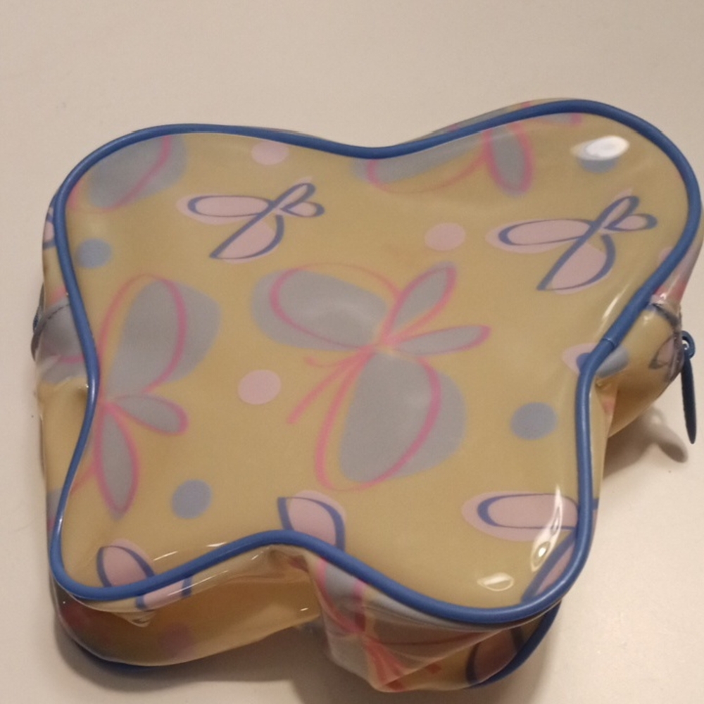 Avon Summer Essentials Cosmetic Bag. Beauty Essentials Included. 7X6 Inches.